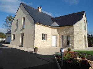 a white brick house with a black roof at Chambres Saint-Jamaises in Saint-James