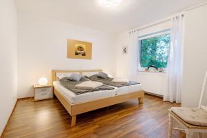 a bedroom with a bed and a window at Ferienwohnung Bahlmann in Garrel
