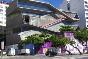 un edificio con una scala sul lato di Apartment Djalma Ulrich a Rio de Janeiro