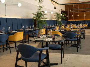 a dining room filled with tables and chairs at Pullman Lima San Isidro in Lima