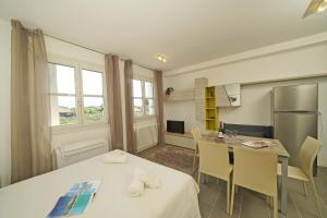 a kitchen and dining room with a table and chairs at Corte Fasanella 33 in Toscolano Maderno