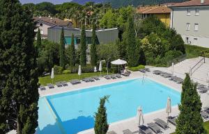 an overhead view of a swimming pool with chairs and umbrellas at Corte Fasanella 33 in Toscolano Maderno