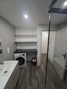 a laundry room with a washer and a washing machine at Le calme in La Souterraine
