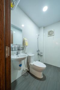 a bathroom with a toilet and a sink at Live like a local Homestay in Ấp Tư Tây