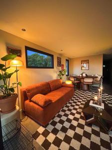 a living room with a couch and a table at The Creative Boat - Sneekermeer in Offingawier