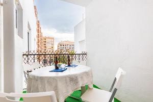 a table and chairs on the balcony of a building at Apartamento Caracola in Vinarós