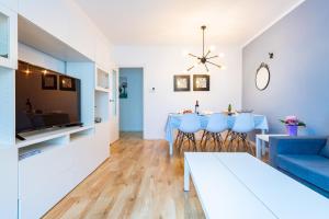 a living room with a table and blue chairs at Apartamento Caracola in Vinarós