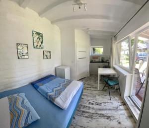 a small bedroom with a bed and a desk at Pokoje i domki letniskowe BROS in Dziwnów