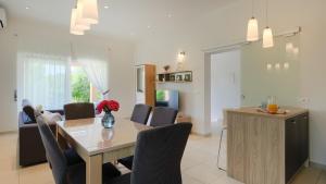 a kitchen and dining room with a table and chairs at Villa MA by Villas Guide in Vodnjan