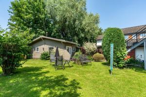 a yard with chairs and a house at Ferienwohnung Grodenblick in Hooksiel