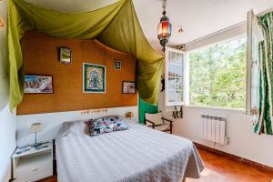 a bedroom with a bed and a window at Dunevoile chambre d'hôtes in Biscarrosse-Plage