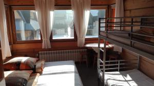 ビャウィ・ドゥナイェツにあるChałupka na szlaku Zaciszeの二段ベッド2組、窓2つが備わる客室です。