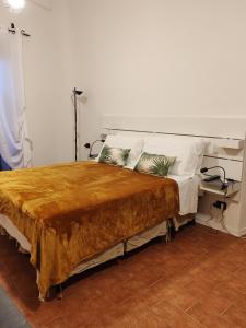 a large bed in a room with a table at Casa Vacanze Del Pescatore in Passignano sul Trasimeno