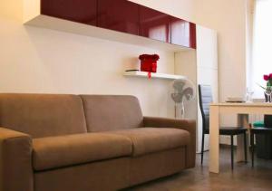 a living room with a couch and a table at Casa Calipso in Melzo
