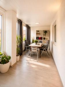 a dining room with a table and chairs and plants at Ferienwohnung Wald-Michelbach in Wald-Michelbach