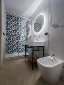 a bathroom with a white tub and a sink at Manu & Manu Rooms in Garlenda +20 photos