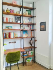 a book shelf with a desk and a chair at "Chalet Marie Louise" logement 3 étoiles dans une maison de ville à 400m du centre ville in Aix-les-Bains