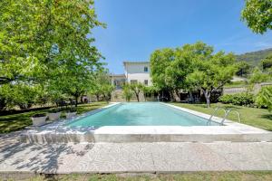 a swimming pool in a yard with trees at Villa-Piedralaves-aMatalasviñas-piscina-4 viviendas in Piedralaves