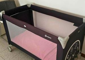 a black bed frame with a pink mattress at Casa Calipso in Melzo
