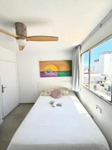a bedroom with a bed and a window at Cisne By Nest Hostel in San Antonio