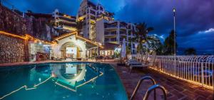 プエルト・バジャルタにあるVilla Celesteの夜のホテルのプール