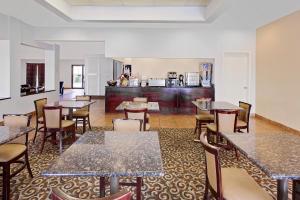 Restaurace v ubytování Super 8 by Wyndham Plainview