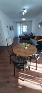 a living room with a wooden table and chairs at Apartman Dejanović 1 in Veliko Gradište