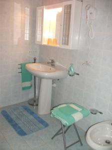 La salle de bains est pourvue d'un lavabo et d'une chaise. dans l'établissement B&B La Principessa, à Corciano