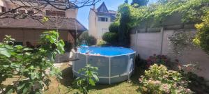a hot tub in a yard next to a house at CozyCube Paris in Vitry-sur-Seine