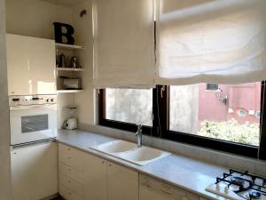 a kitchen with a sink and a window at Elegante affascinante Appartamento in centro storico in Caorle