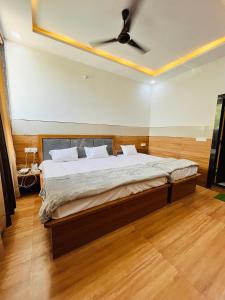 a bedroom with a large bed with a ceiling at Hari Kamal Invitation in Mathura