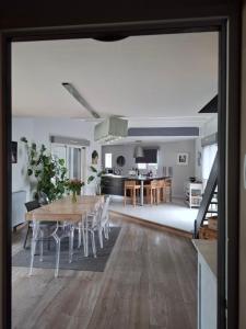 a dining room and kitchen with a table and chairs at La Villa du Teich in Le Teich