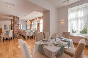 a dining room with a table and chairs at Rezydencja Arabeska in Lądek-Zdrój