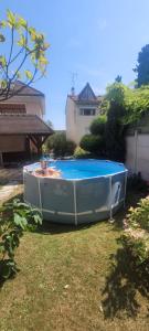 a blue boat sitting in the yard next to a house at 84 ėme rue in Vitry-sur-Seine