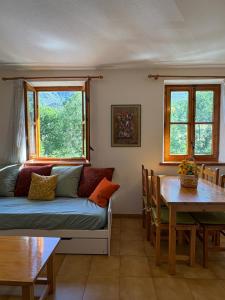 a living room with a couch and a table at Agradable y rústico, perfecto para parejas - Cuc 7 in Pla de l'Ermita
