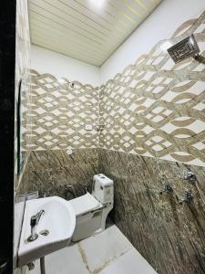 a bathroom with a sink and a toilet at Hari Kamal Invitation in Mathura +8 photos