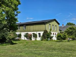 a large green and white house with a yard at Kiekutsland in Westerholz