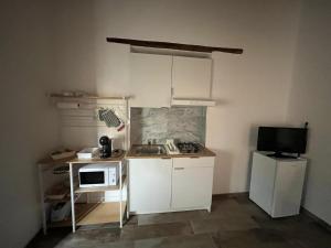 a small kitchen with a sink and a microwave at La stanzetta in Carrara