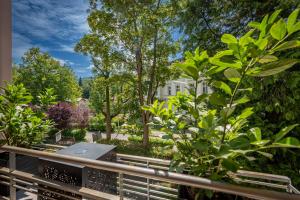 a garden with a picnic table and trees at Rezydencja Arabeska in Lądek-Zdrój