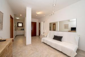 a living room with a white couch in a room at A 104 Puntavilla in La Maddalena