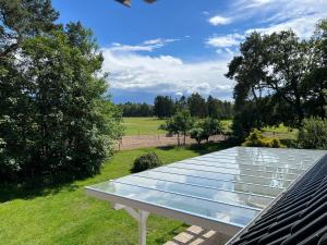 a row of solar panels on top of a roof at Natur & Ruhe in Worpswede