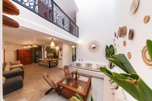 a living room with a couch and a table at Casa Gabriel in Estômbar