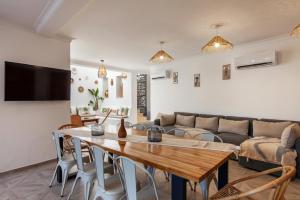 a living room with a table and a couch at Casa Gabriel in Estômbar
