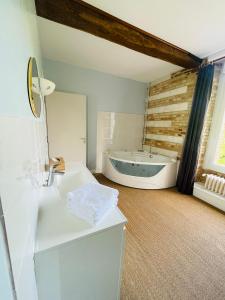 a bathroom with a bath tub and a sink at Maison Nolette - Chambres & Table d'hôtes in Noyelles-sur-Mer