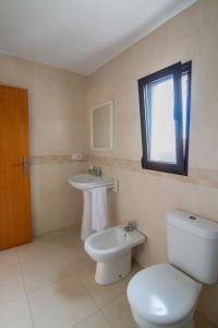 a bathroom with a toilet and a sink at Casa de Los Maestros in Bicorp