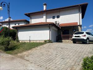 ein Auto, das vor einem Haus geparkt ist in der Unterkunft Villa Dreams in Golf Club Ibar in Dolna Banya