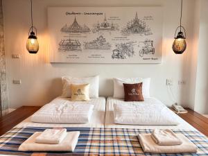 two beds sitting next to each other in a room at Boutique Poo-Yai Lee in Bangkok +110 photos
