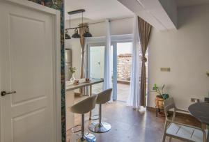 a kitchen and dining room with a table and chairs at El Prado, 2 in El Mármol