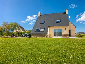 a house with a green lawn in front of it at MARYPRATJOULOU Chambres d'hôtes- salle de bain privative- spacieux calme- GR34- bord de mer d'IROISE- Petit déjeuner compris PAIEMENT UNIQUEMENT SUR PLACE , ESPECES ,CB in Porspoder