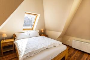 a small bedroom with a bed and a window at Appartement Tümmelkoje in Sankt Peter-Ording